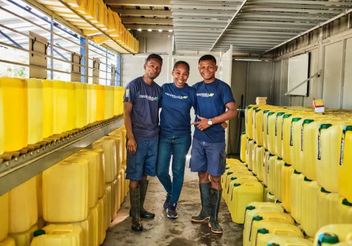 Cecilia, Stephanot and Life are in charge of one of Ranontsika's three kiosks. Between the three of them, tasks are well divided to better satisfy the customer. They are very busy during the dry periods, when demand increases. Cecilia has been kiosk manager since 2020.